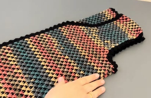 Tığ işi yelek modeli – batik ip ile tamamlanmış hali