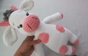 Kadife İpten Tığ İşi Amigurumi İnek – Ön Görsel