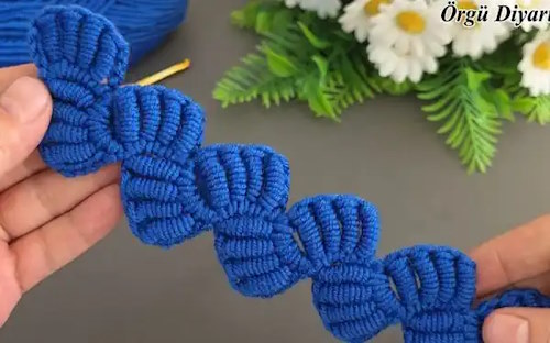 İp koparmadan devam eden yaprak motiflerin birbirine zincirle bağlanmış hali