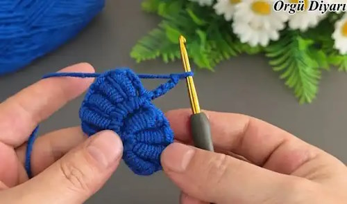 Yaprak motifli tığ işi örgü modelinden yapılmış koltuk şalı uygulaması