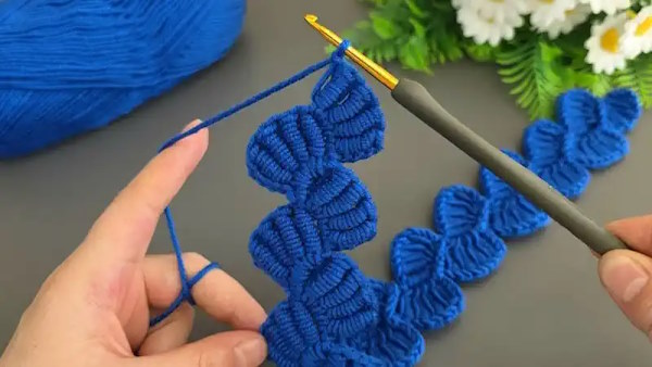 Mavi ip ile yapılan tığ işi yaprak motifli modelin tamamlanmış hali