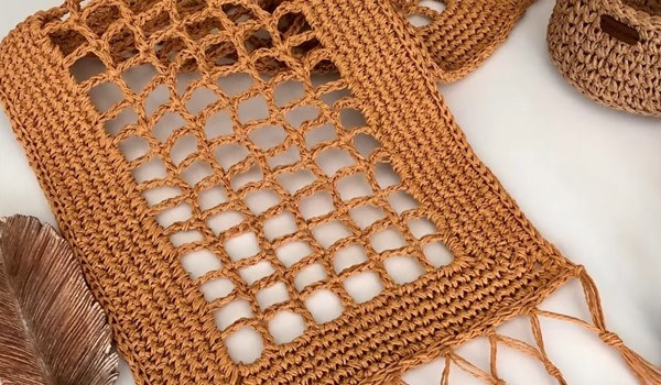Kağıt ipten örgü runner – bitmiş haliyle masa üzerinde görünüm