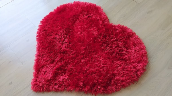 Kırmızı sakallı ipten örülmüş kalp paspas modeli bitmiş hali