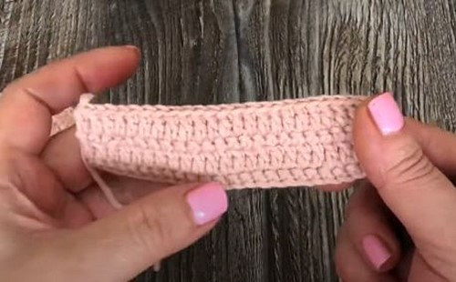 Bebek sandaleti için çapraz bantların örülme aşaması