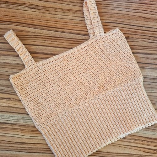Tığ işi askılı crop modeli – düz zeminde giyilmemiş hali
