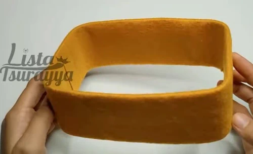 Plastik çerçeve hardal rengi ince keçe kumaşla tamamen kaplanmış