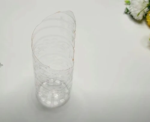  Eğimli şekilde kesilmiş plastik şişe vazo formuna getirilmiş