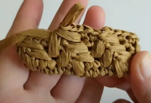 Tığla başak deseni kurulan rafya çanta gövde kısmı