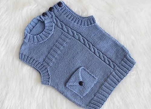 Düz zeminde serili bitmiş bebek süveteri