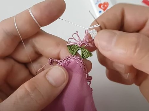 Beyaz iplikle örülen pipetli oyada çiçek yapımı