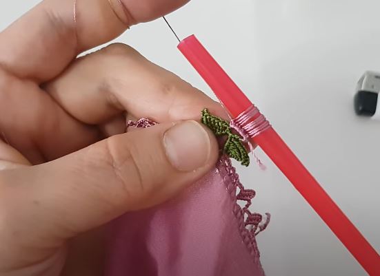 Pipetle ilmek oluşturularak yapılan pipetli iplik oyası detayı