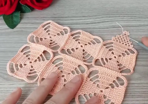 Motiflerden birine zincirli file kenar modeli örülmüş