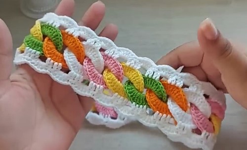 Tamamlanmış ve kullanıma hazır tığ işi saç bandanası.