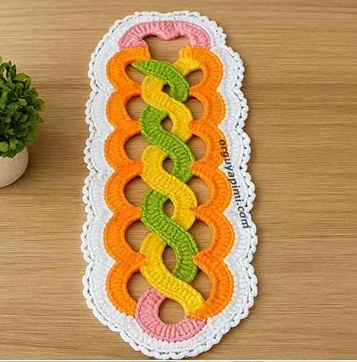 Renkli tığ işi halkalardan örülmüş dekoratif masa runner modeli.