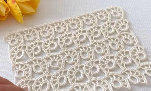 Tamamlanmış gösterişli dantel modeli – masa üzerinde sergilenmiş