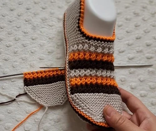 Dikişsiz patik modelinin burun kısmında 9 ilmekle başlayan örgü aşaması.