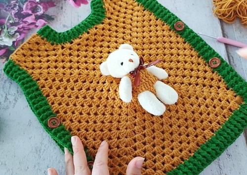 Ayıcıklı cep detaylı bebek süveteri yakın çekim
