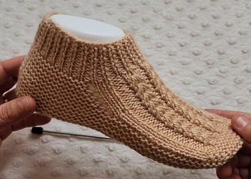 Buğday başağı patik modeli yan görünüm dikişsiz örgü detayları