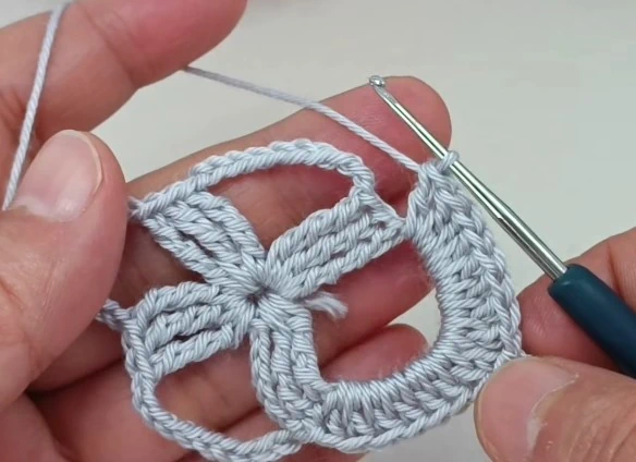 Kolay tığ işi yonca motifi yapım aşaması, 4 yapraklı tek parça motif