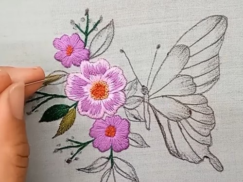 Çiçekli kelebek el nakışı yaprak ve dal detayları