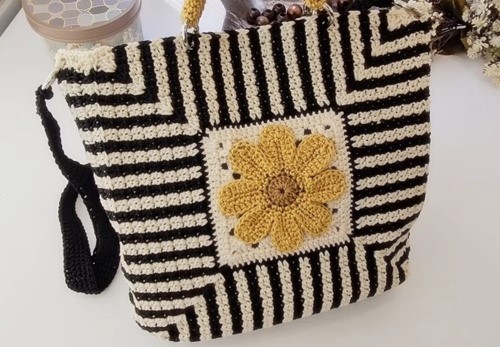 Papatya motifli zebra desen tığ çanta ön yüz detay görünümü