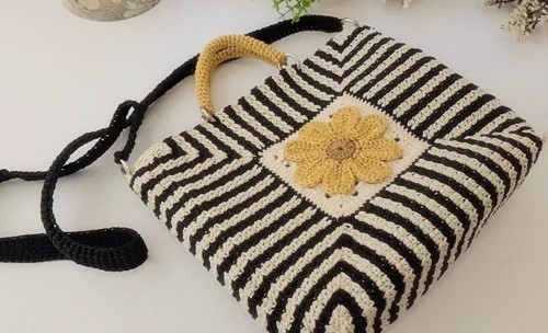 Papatya motifli zebra desen tığ çanta üstten görünüm
