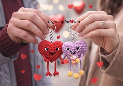 Sevgililer günü için hazırlanmış amigurumi kalp anahtarlık figürleri