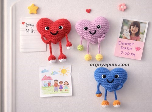 Amigurumi kalp figürleri buzdolabı magneti olarak kullanımı
