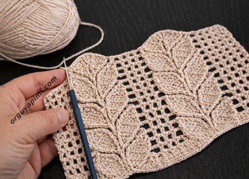 Çift Yapraklı Tığ İşi modeli siyah masa üzerinde yapım aşaması