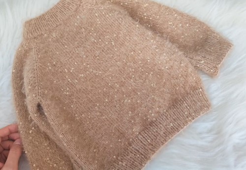 Pullu ip ile örülmüş çocuk kazağı doku ve ilmek yapısı