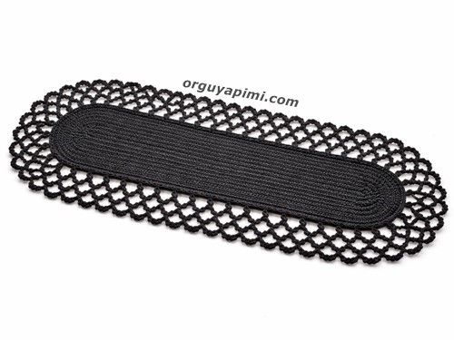Runner ve Supla Seti içinde yer alan oval uçlu runner modeli, tığ işi olarak örülmüş tek parça görünüm